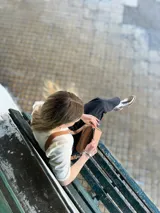 Bandolera color camel de cuero con forro de tela, bolsillo interior y exterior.