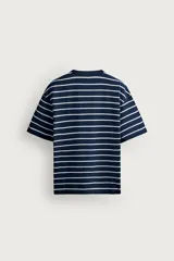 Camiseta de manga corta a rayas horizontales azul marino y blancas, de corte regular fit, con cuello panadero y cierre frontal de botones.