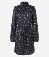 Vestido corto modelo chemise, color negro con estampado de corazones blancos, de manga larga abullonada con hombreras y puños ajustados. Incluye cinturón para lazo en la cintura.