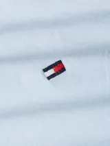 Camisa celeste de manga larga Tommy Hilfiger, corte clásico, cuello inglés y logo bordado en el pecho.