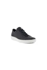 Championes urbanos Ecco Soft 7, color negro con suela blanca, confeccionados en cuero liso.