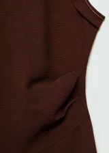 Vestido midi de corte evasé, sin mangas y con cuello redondo. Confeccionado en tejido fluido con costuras decorativas que realzan su diseño.