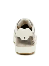 Championes urbanos Cat modelo Imply, confeccionados en cuero metalizado de color gris, con cordones blancos, suela de goma blanca y detalles de costuras pespuntadas.