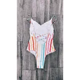 Malla enteriza blanca con rayas verticales de colores y espalda cruzada.