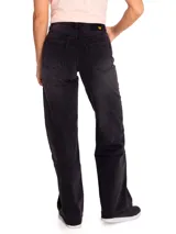 Jeans de denim negro gastado, de corte amplio y tiro medio, con diseño clásico de cinco bolsillos y un sutil roto en la pierna derecha.