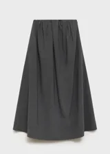 Falda midi de corte evasé en color gris, con diseño de pliegues en la cintura y cierre lateral oculto.