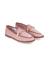 Mocasín de terciopelo color rosado con detalles en marrón, herraje metálico dorado en el empeine y suela plana.