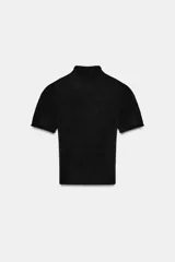 Jersey de punto suave con cuello subido y manga corta, con acabados en vuelta en los bordes.