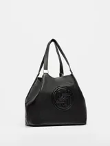 Bolso de hombro azul marino de cuero graneado con logo grabado en el centro.