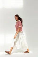 Remera tejida a crochet a rayas horizontales rojas y crudas, con cuello polo y mangas cortas.