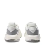 Championes New Balance Nitrel, diseñados para trail running y uso urbano, de color beige con detalles en gris y toques de naranja. Presentan capellada de malla transpirable con refuerzos, entresuela acolchada y suela con tracción especializada.
