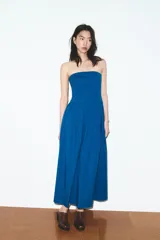 Vestido midi de popelín en color azul, con escote palabra de honor y falda con pliegues que aportan volumen. Cuenta con cierre lateral mediante cremallera oculta.