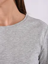 Remera manga larga gris claro, de corte recto y cuello redondo.