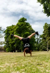 Remerón negro con estampado de corazón blanco en la espalda y la frase "tu intuición siempre sabe" en la parte inferior.