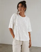 Remera de manga corta con cuello redondo, confeccionada en tejido morley de viscosa, con diseño holgado y textura acanalada.