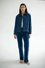 Pantalón de jean azul oscuro de corte recto.