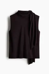 Top sin mangas de punto fino suave, color marrón oscuro, con cuello alto drapeado y detalle decorativo efecto pañuelo.
