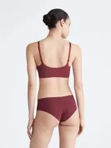 Bombacha hipster color borgoña de microfibra ligera con bordes cortados a láser y logo de Calvin Klein estampado en la cadera.