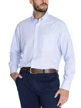 Camisa de manga larga RKF con estampado de microcuadros en tono celeste y blanco. Presenta cuello button-down, cierre frontal con botones, bolsillo en el pecho con logo bordado y puños ajustables con detalle de cinta decorativa.