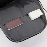 Mochila negra de poliéster impermeable, con capacidad de 22 litros y espacio para portátiles de hasta 17,3 pulgadas. Tiene 4 bolsillos interiores (2 con cremallera), 2 espacios interiores para botellas de agua, llavero interior, espacio para Baleine Card y cinturón para valija en la parte trasera.