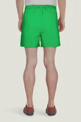 Short de baño verde con cintura elástica y cordón ajustable.