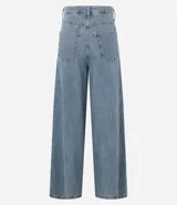Pantalón de jeans de tiro alto, corte ancho (wide leg/pantalona) en tono celeste desgastado. Presenta cierre y botones frontales, trabillas en la cintura y bolsillos delanteros y traseros.