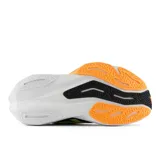 Championes de running New Balance FuelCell Rebel v4, diseñados para ser ligeros y rápidos. Confeccionados con espuma FuelCell para ofrecer máxima propulsión y velocidad con un peso mínimo.