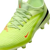 Championes de fútbol Nike Phantom 6 Low Academy, con diseño de corte bajo en color celeste y detalles en rojo y negro. Presentan una estructura texturizada para un mejor control del balón y suela con tapones para tracción en césped.