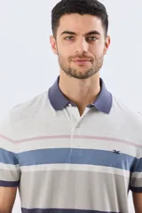 Remera polo de manga corta con diseño de franjas horizontales en tonos azul, salmón, celeste y beige. Cuenta con cuello clásico y cierre frontal de dos botones.