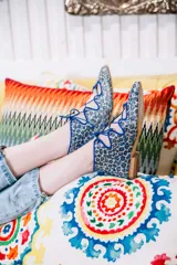 Blucher semibotín con animal print en glitter y acordonado en la parte central.