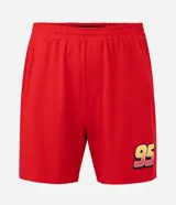 Pijama corto de hombre confeccionado en algodón, compuesto por una remera de manga corta con cuello redondo y estampa frontal de Rayo McQueen, y una bermuda roja a juego con cintura elástica.