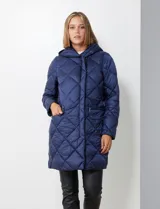 Campera de abrigo color beige con diseño acolchado a rombos, cierre central oculto con botones a presión, bolsillos delanteros con cierre y botones, capucha no desmontable con jareta de ajuste y bolsa autoportante.