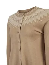Cardigan de punto color tostado con diseño geométrico en tonos beige y marrones en el canesú y los puños. Tiene cuello redondo, manga larga y cierre frontal con botones.
