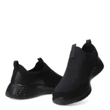 Championes Umbro tipo slip-on de color negro, confeccionados en tejido de punto transpirable. Presentan un diseño sin cordones con logo de la marca aplicado en el lateral y una suela de goma con relieve texturizado en la parte trasera.