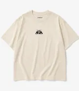 Remera color arena de corte oversize, con estampa en el pecho y gran diseño gráfico en la espalda en color negro, marca La Ola.