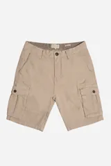 Bermuda cargo color verde militar, con bolsillos laterales amplios con solapa y cierre de botón, bolsillos frontales y cierre frontal con botón y cremallera.