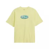 Remera de algodón color amarillo pastel con cuello redondo y mangas cortas. Presenta un estampado gráfico central en forma de óvalo con el logo de la marca en estilo 3D.