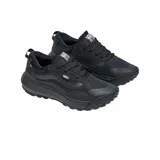 Championes Vans modelo MTE Crosspath, de diseño técnico y robusto en color negro. Presentan una suela de plataforma con relieve para mayor tracción, cuerpo de material sintético y textil, y detalles de la marca en el lateral y la lengüeta.