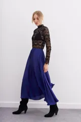 Falda larga azul cobalto, corte evasé con cintura elastizada y caída voluminosa.