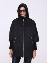 Campera negra acolchada con capucha, cierre frontal y bolsillos laterales con cierre. Tiene mangas 3/4 con puño de tricot.