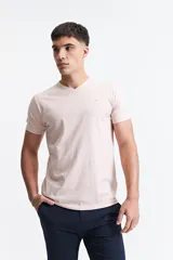 Remera verde con escote en V y logo bordado en el pecho.