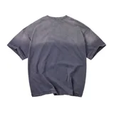 Remera de corte oversize color gris oscuro con efecto acid wash, mangas cortas, cuello redondo y detalles de roturas. Presenta una gran estampa frontal con la ilustración de un bulldog con collar de tachas y cadenas, acompañada por las letras "YALE WORLD" decoradas con strass rojo.