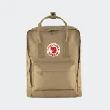 Mochila Fjällräven Kanken Classic de color marrón claro, con compartimento principal con cierre de cremallera, bolsillo frontal con cremallera, asas superiores y correas ajustables. Incluye el logo circular de la marca en el frente.