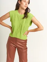 Chaleco de punto color verde lima con diseño de trenzas.