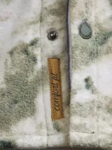 Camisa tipo chaqueta de franela escocesa con bolsillos de parche en el pecho.