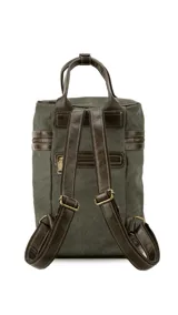 Mochila matera de diseño vertical, confeccionada en tela canvas marrón con detalles y refuerzos en cuero sintético oscuro. Cuenta con doble asa superior de mano, correas traseras regulables, cierre metálico frontal y bolsillo posterior.