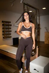 Legging deportiva de tiro alto con diseño de frunce en la parte posterior, confeccionada en tela mate de color marrón chocolate.