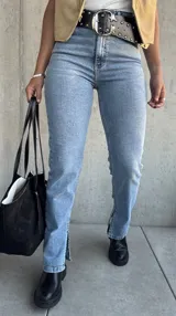 Jean de corte clásico en color azul claro (lavado skyblue), confeccionado en denim con elastano para mayor comodidad. Presenta costuras reforzadas, bolsillos traseros funcionales y etiqueta de cuero sintético de la marca Zaff en la parte posterior.