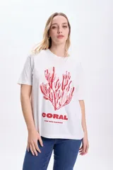 Remera blanca de algodón con estampa de coral en color rojo.