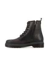 Botas estilo militar de cuero color marrón oscuro, con cordones frontales, suela gruesa con costuras visibles y trabilla en la parte trasera.